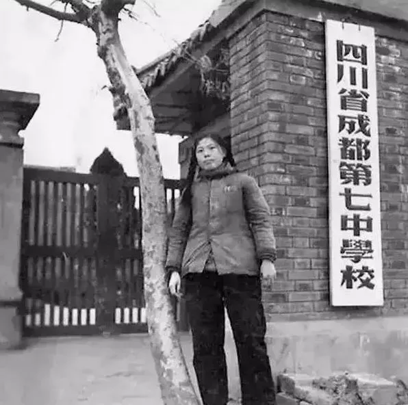 1956年，成都七中门前的女学生
